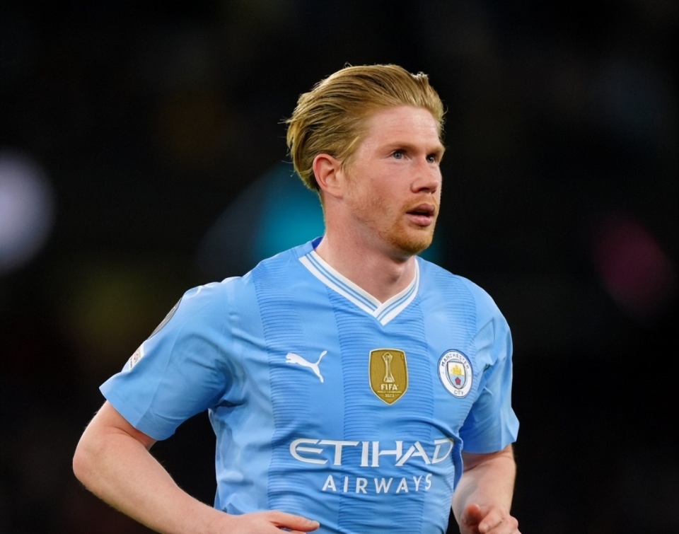 拜仁官方：格纳布里因膝盖问题缺席今日比赛（拜仁通告：格纳布里膝伤无缘今日比赛）