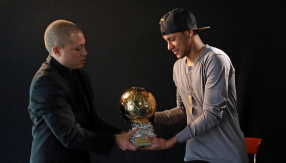 霍伊伦：我喜欢压迫和背对球门；进球美妙但功劳要和球队分享（霍伊伦：偏爱高位逼抢与背身拿球，进球虽美也要把功劳分给全队）