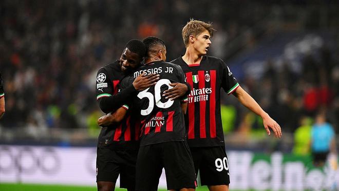 斯凯利晒穿齐达内、博格巴尤文球衣照，尤文球迷留言“快来”（斯凯利晒穿齐达内与博格巴的尤文战袍，斑马军球迷齐呼：快来）