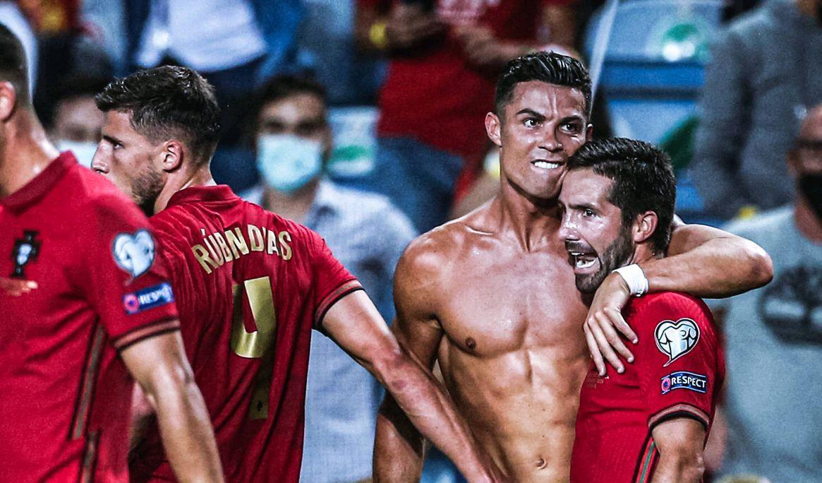 球迷怒喷后蹇韬回应：输球又怎么样？随后被韦世豪、甘超拦下（遭球迷怒斥，蹇韬回怼：输球又如何？韦世豪、甘超上前劝阻）