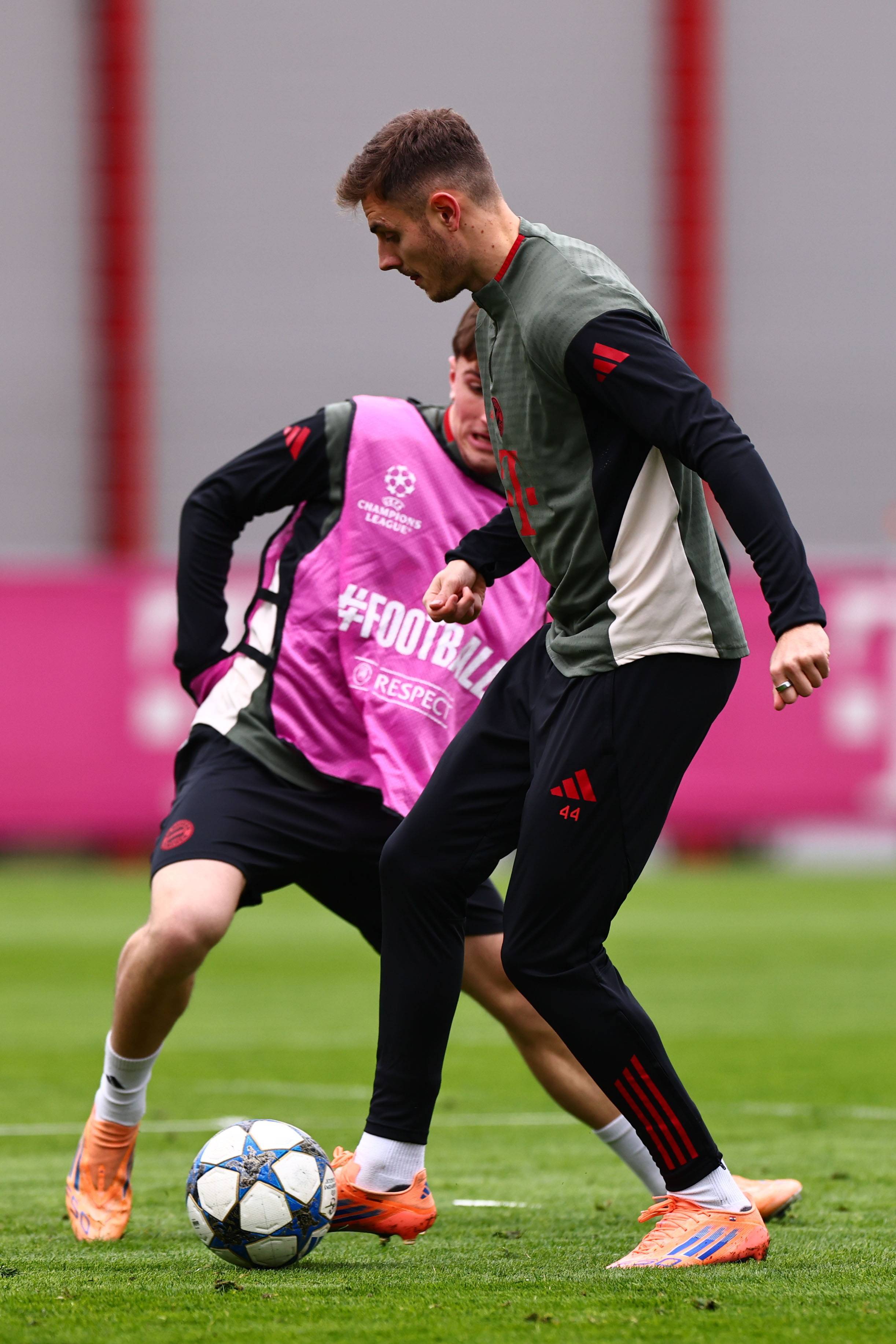 英博队医：马莱莱伤情与亚马尔相同，他很痛苦要吃止疼药（英博队医：马莱莱伤势与亚马尔相同，疼痛难忍需服用止痛药）