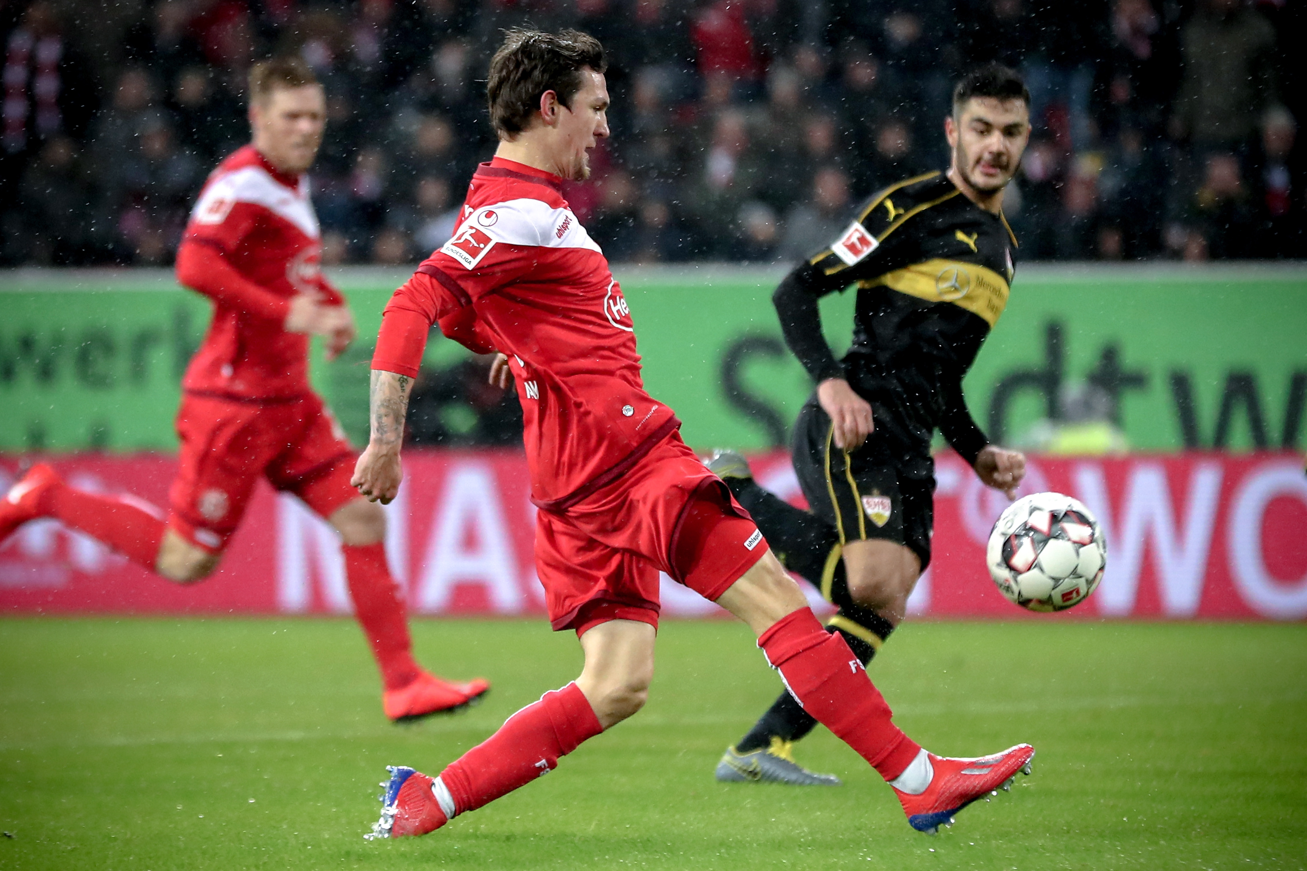 这雪有点大，欧冠赛前一名挪威记者在博德闪耀的球场边线处滑雪（欧冠赛前大雪来袭，挪威记者在博德闪耀场边滑雪）