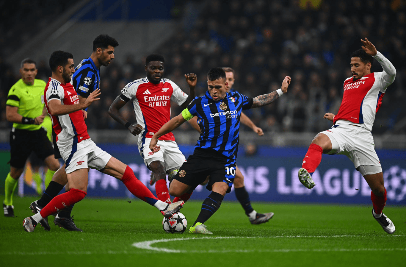 斯基拉：米兰派球探考察萨索洛中卫穆哈雷莫维奇和伊泽斯（斯基拉：米兰派球探考察萨索洛两位中卫穆哈雷莫维奇、伊泽斯）