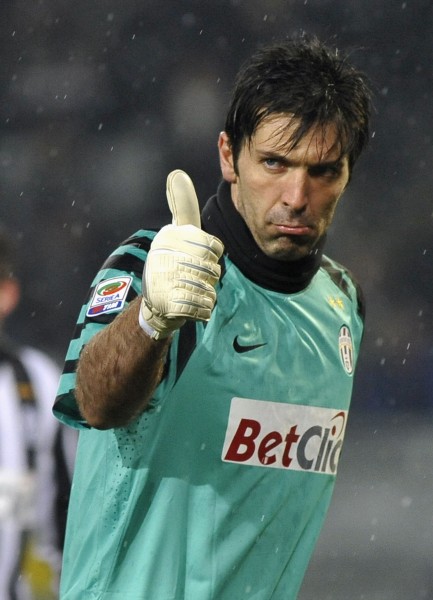 状态良好！湖人虽落败，但是詹姆斯三项数据全场最佳（湖人惜败，詹姆斯三项数据领跑全场）