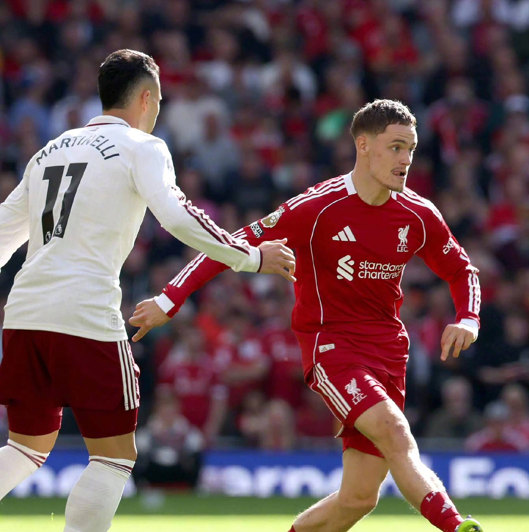 胡尔克完成职业生涯500球里程碑，球迷打出巨型TIFO致敬（胡尔克生涯500球达成，球迷巨幅TIFO致敬）